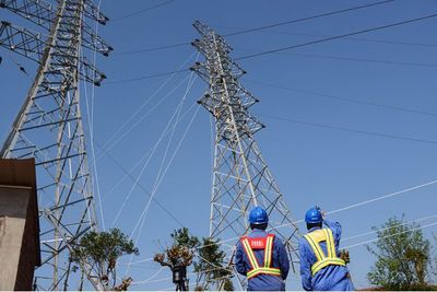 国网四川自贡供电公司:高空架线施工忙 电力先行助发展